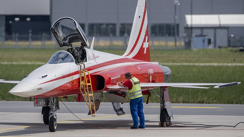 Die Schweizer Luftwaffe nimmt den Flugbetrieb mit den Übungsflugzeugen des Typs PC-21 nach dem Unfall vom Dienstag in Emmen LU per sofort wieder auf. (Archivbild)
