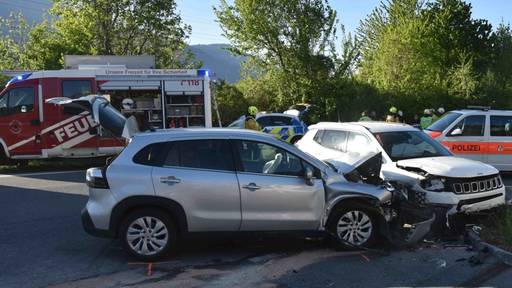 Drei Verletzte bei seitlicher Auto-Frontalkollision in Zizers GR