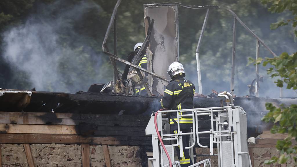 Feuerwehrleute arbeiten an der Unglücksstelle. Foto: Philipp von Ditfurth/dpa