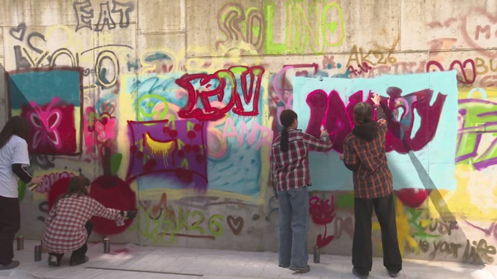 Gewolltes Graffiti: Schüler bringen Farbe zum Seniorenheim Bütschwil
