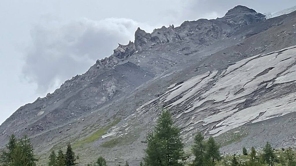 An der Bergflanke beim «Spitze Stei» oberhalb des Oeschinensees drohen grössere Felsmassen abzugleiten.