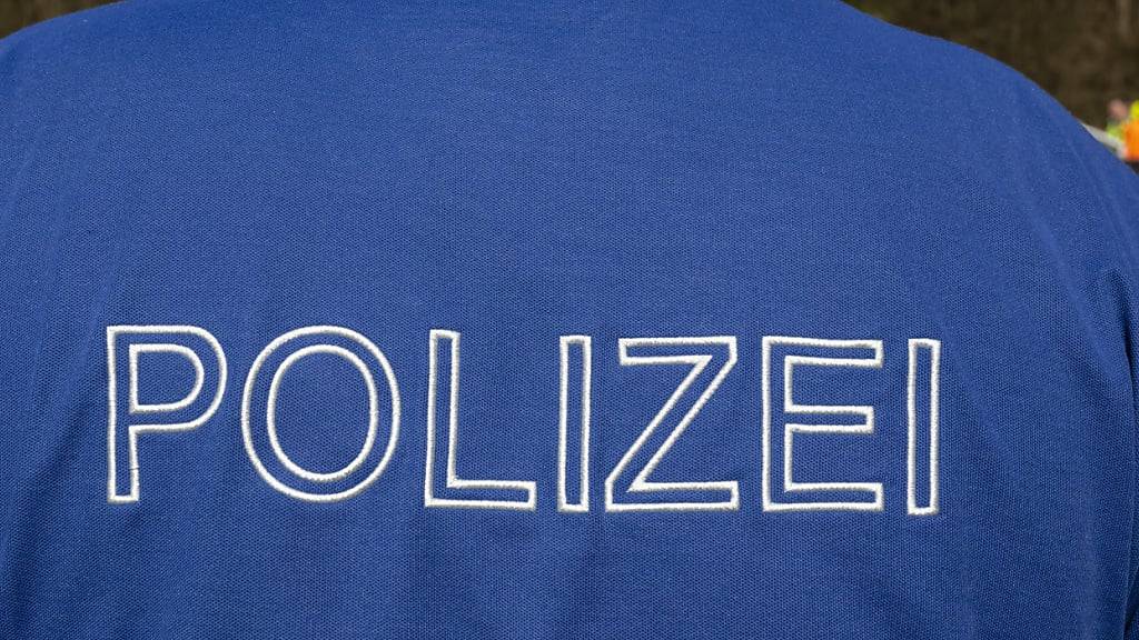 Polizist im Einsatz: Die Zahl der Jugendurteile aufgrund einer Widerhandlung gegen das Strafgesetzbuch steigt seit 2015 stetig an. (Archibvbild)