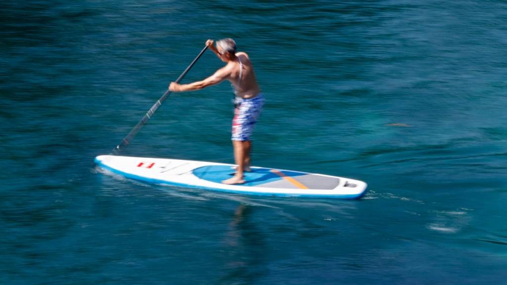 Beim Stand-Up-Paddeln wurden zwei Personen auf dem Sempachersee vom Wind überrascht. (Symbolbild)