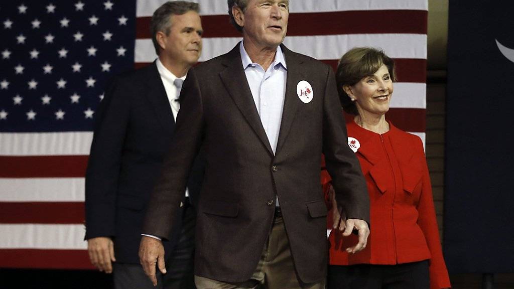 Stellt sich vor den kleinen Bruder: Ex-US-Präsident George W. Bush bei einer Wahlkampfveranstaltung für Jeb Bush in North Charleston.