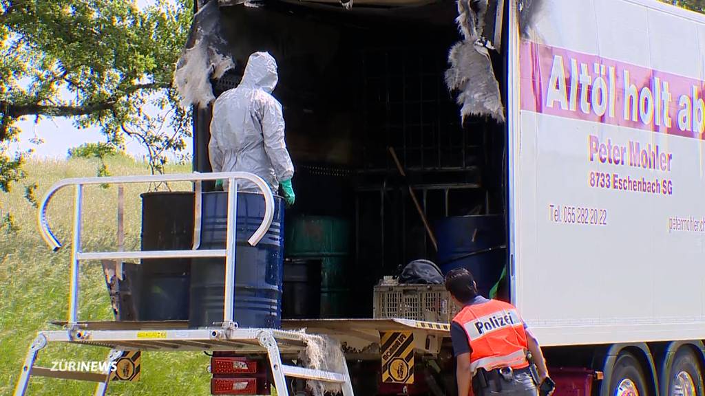 Brennender Lastwagen verliert Altöl in Elsau