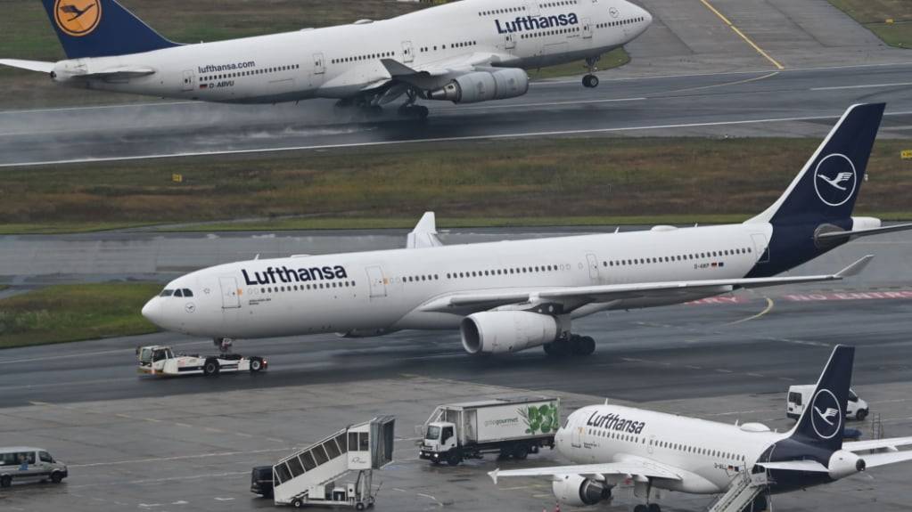 Lufthansa kann sich nicht mit Kabinenpersonal auf Löhne einigen (Archivbild)