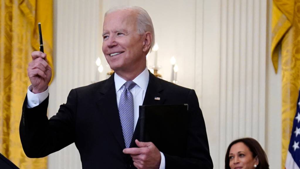 Kamala Harris (r), Vizepräsidentin der USA, sieht zu, wie Joe Biden, Präsident der USA, eine Frage eines Journalisten entgegennimmt. Foto: Evan Vucci/AP/dpa
