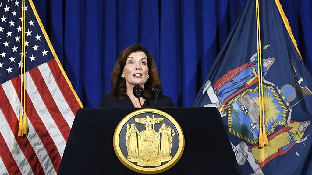 Die stellvertretende Gouverneurin von New York, Kathy Hochul, gibt eine Pressekonferenz im State Capitol in Albany.
