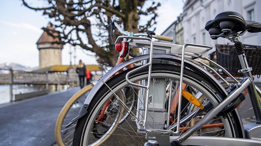 In Luzern weichen Autoparkplätze Veloabstellplätzen. (Archivaufnahme)