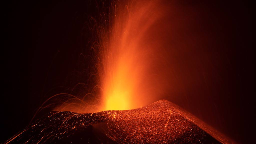 Seit sieben Wochen spuckt der Vulkan auf La Palma unaufhörlich Lava und Asche in die Luft. Es ist kein Ende in Sicht. Foto: Kike Rincón/EUROPA PRESS/dpa