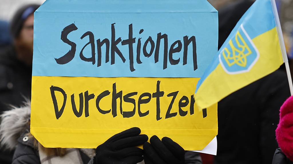 Sanktionen waren immer wieder Thema bei Friedensdemonstrationen, so hier am 2. April in Bern. (Archivbild)