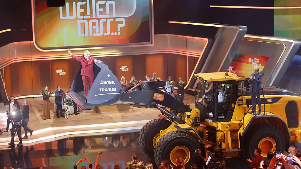 dpatopbilder - Moderator Thomas Gottschalk wird am Ende der ZDF-Show «Wetten, dass..?» in einer Baggerschaufel über die Bühne gefahren. Foto: Philipp von Ditfurth/dpa
