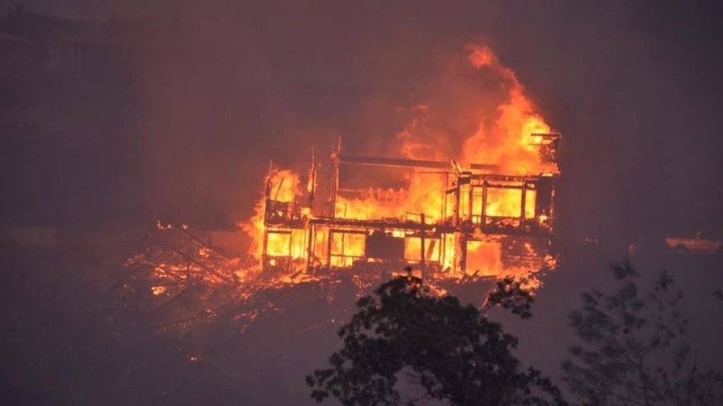 80 Häuser sind in Kalifornien in einem Waldbrand zerstört worden und 1500 weitere seien bedroht.