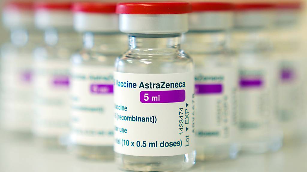 ARCHIV - Ampullen mit dem Covid-19 Impfstoff des schwedisch-britischen Pharmakonzerns AstraZeneca. Foto: Nicolas Armer/dpa