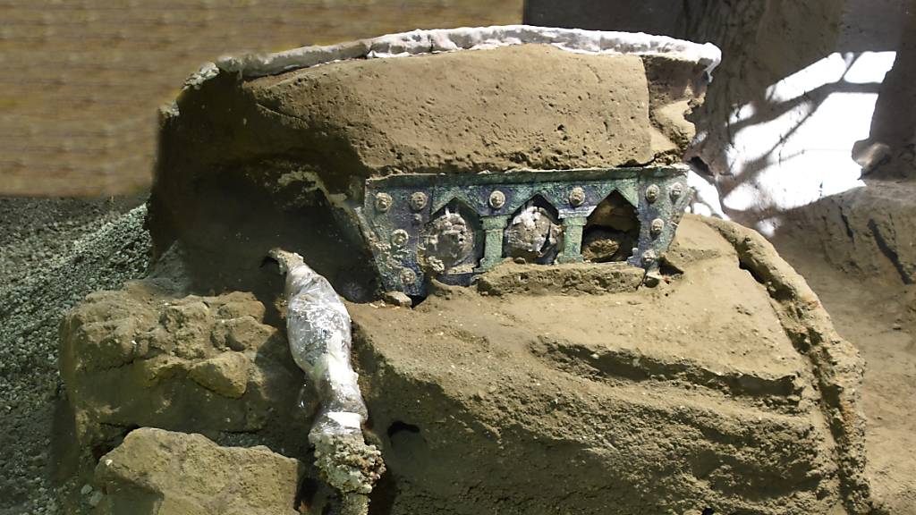 In der versunkenen Stadt Pompeji haben Archäologen einen einzigartigen Triumphwagen ausgegraben.