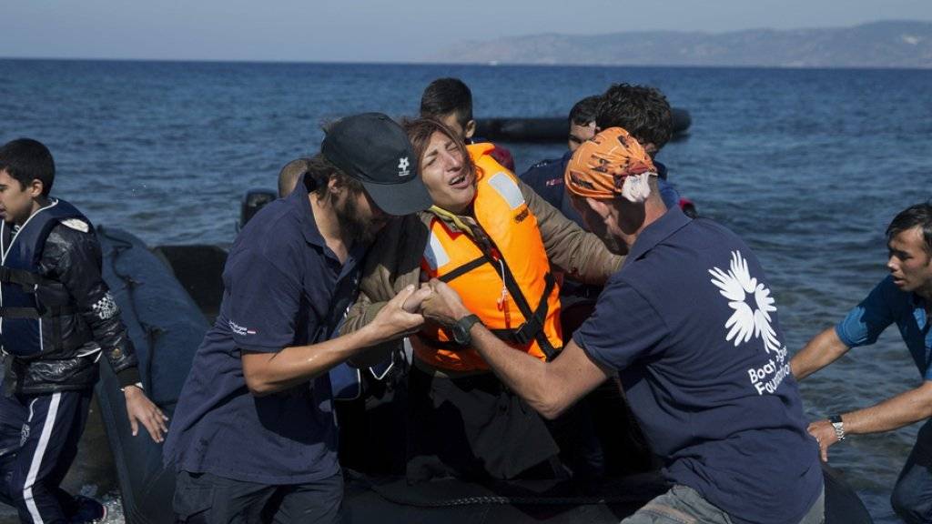 Eine Frau aus Afghanistan erreicht die griechische Insel Lesbos per Boot. 13 Menschen werden noch vermisst.