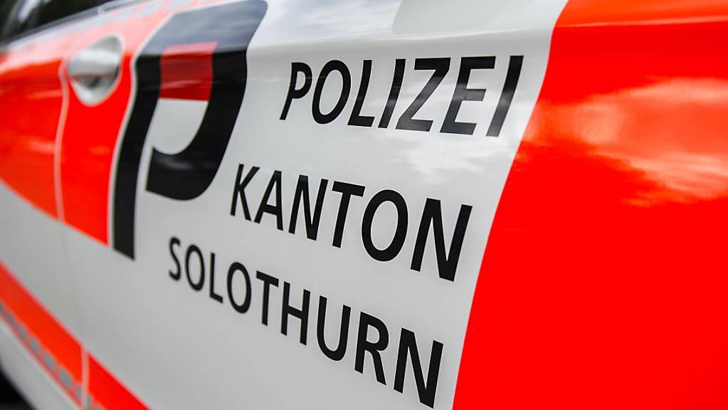 Die Solothurner Polizei fahndet nach einer Person, die Ende Januar einen Mann auf ein Bahngleis in Olten gestossen hat.