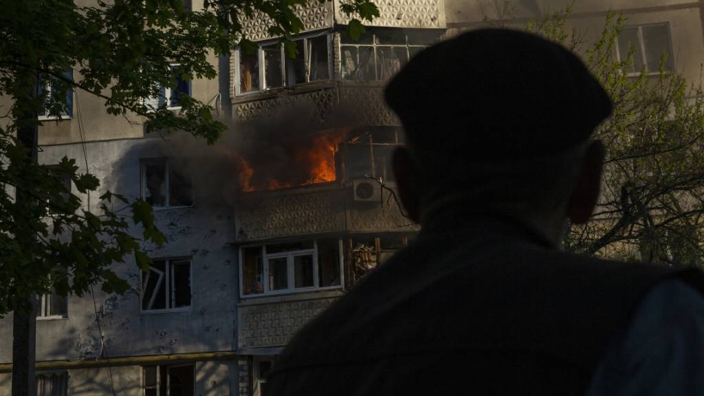 Ein Feuer brennt nach russischem Beschuss in einem Wohnhaus in Charkiw. Foto: Daniel Carde/ZUMA Press Wire/dpa