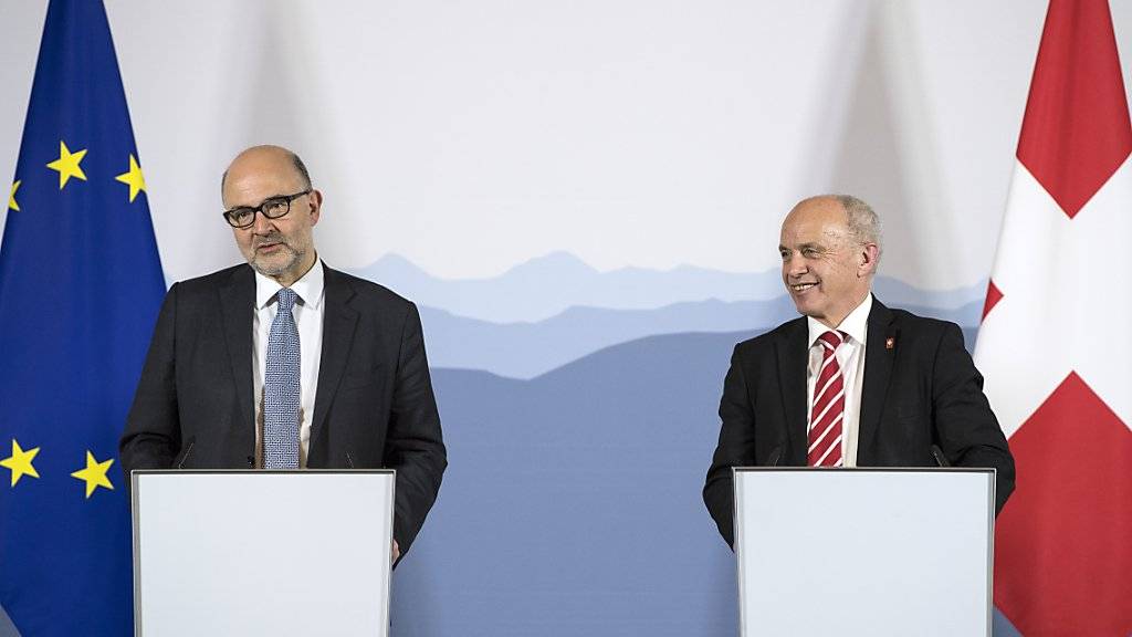 Lockere Stimmung nach dem Treffen zwischen Finanzminister Ueli Maurer und dem EU-Wirtschaftskommissar Pierre Moscovici. Letzterer lobte die Fortschritte der Schweiz im Kampf gegen Steuerflucht.