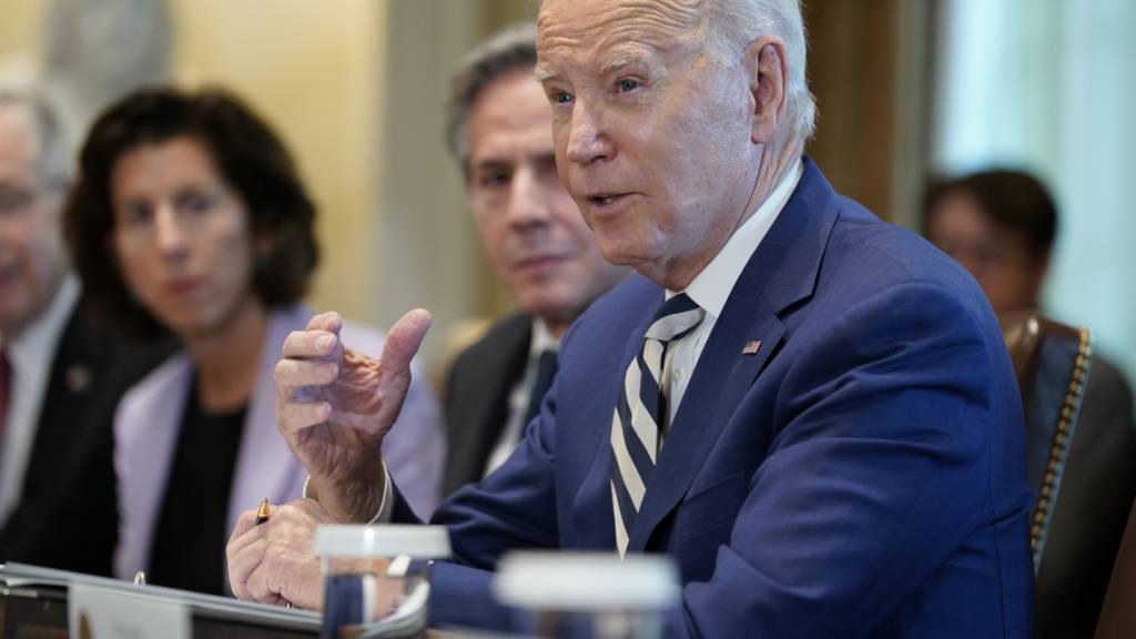 Joe Biden, Präsident der USA, spricht während eines Treffens mit der EU-Kommissionspräsidentin von der Leyen und dem Präsidenten des Europäischen Rates Michel im Kabinettssaal des Weißen Hauses. Foto: Evan Vucci/AP/dpa