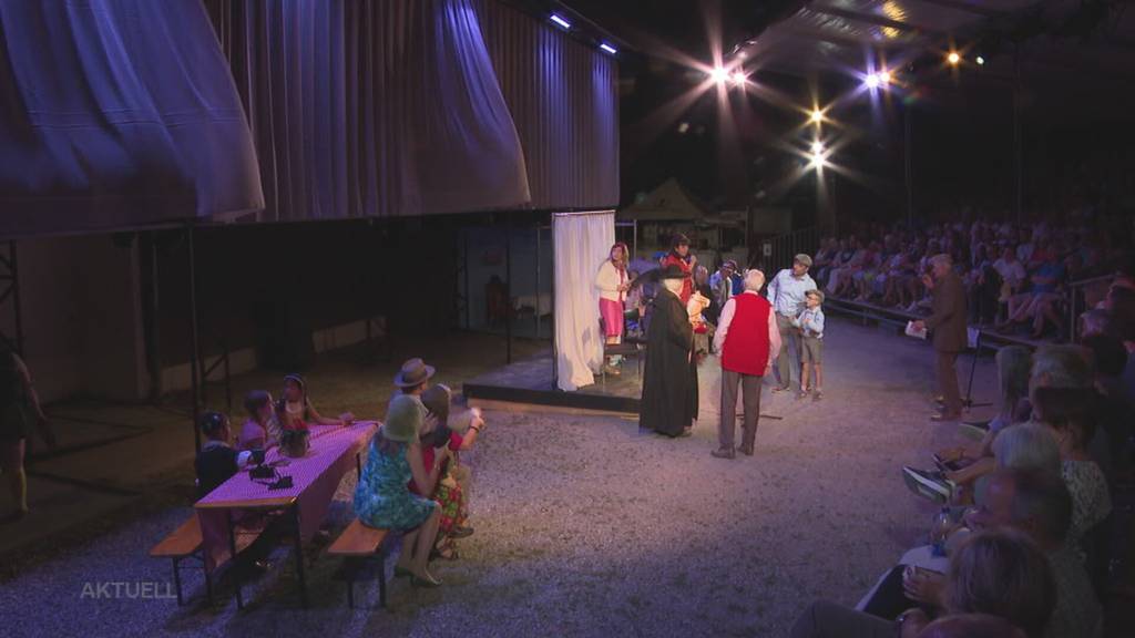 Nostalgisch: Beim Freilichttheater in Hägglingen fiebert man einer Radio-Live-Sendung entgegen