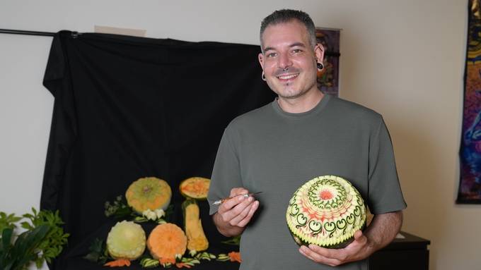 Andy Branca-Masa zeigt die Kunst von Thai Carving 