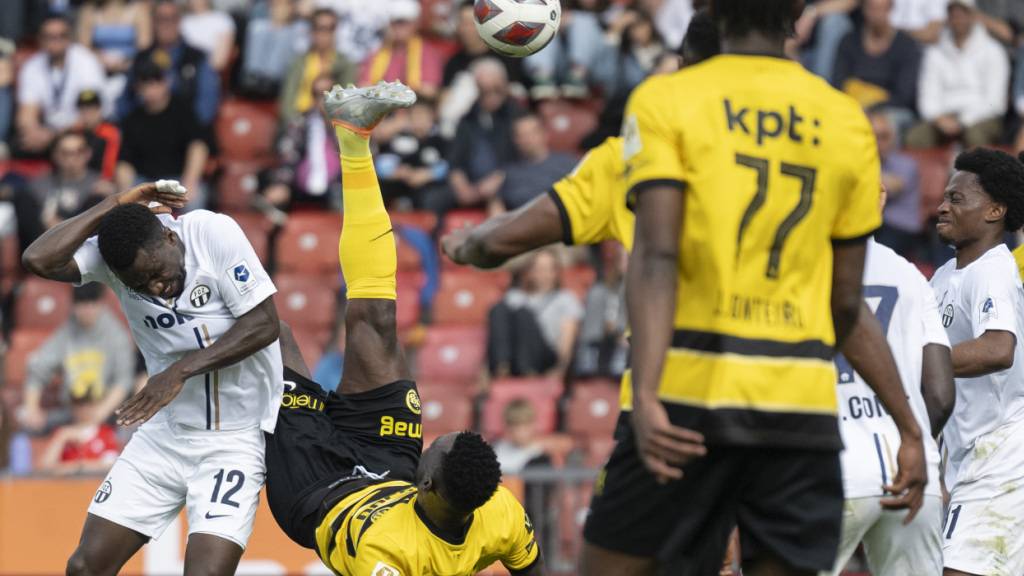 YB mit einer Hand am Pokal