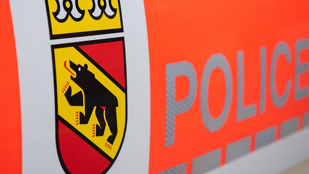Die Kantonspolizei Bern meldet, dass in der Nacht von Sonntag auf Montag ein Mann angegangen und ausgeraubt wurde.