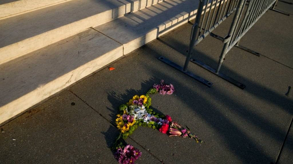 ARCHIV - Blumen in Form einer Gebärmutter liegen vor den Stufen des Obersten Gerichtshofs in Washington. Foto: Jacquelyn Martin/AP