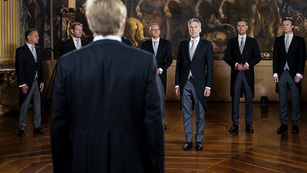 dpatopbilder - Ministerpräsident Dick Schoof (3.v.r) wird vom niederländischen König Willem-Alexander im königlichen Palast Huis ten Bosch vereidigt. Foto: Remko de Waal/ANP POOL/AP/dpa