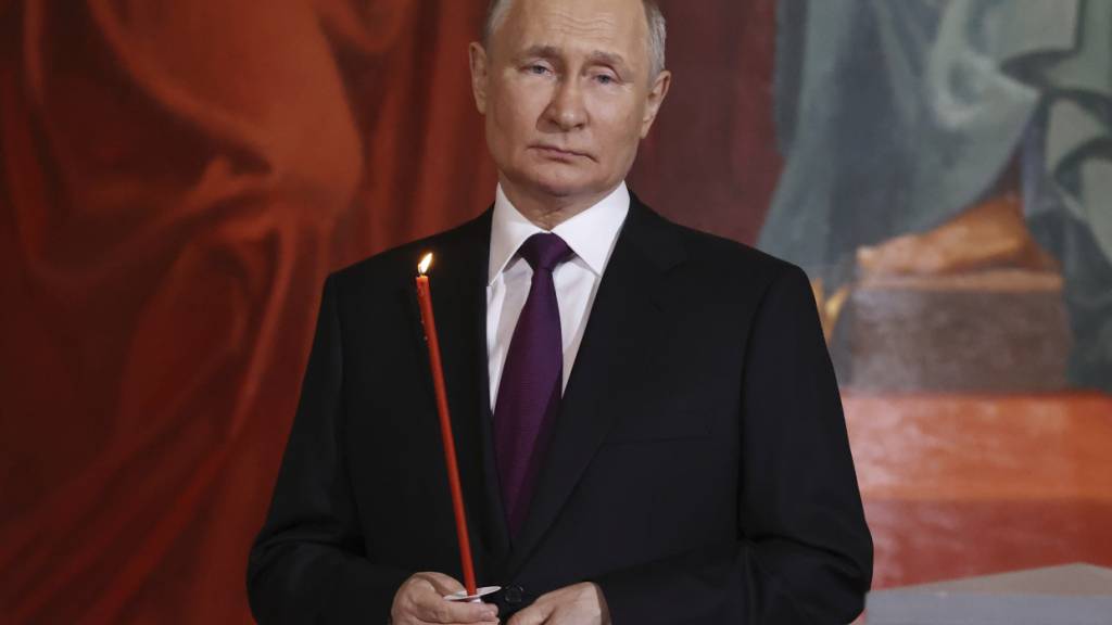 ARCHIV - Dieses von der staatlichen russischen Nachrichtenagentur Sputnik via AP veröffentlichte Foto zeigt Wladimir Putin, Präsident von Russland, der an einem orthodoxen Ostergottesdienst in der Christ-Erlöser-Kathedrale teilnimmt. Foto: Sergei Karpukhin/Pool Sputnik Kremlin/AP/dpa (Archivbild)