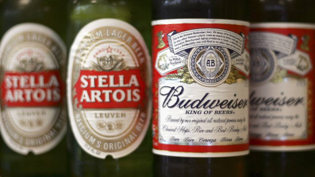Teurere Biermarken verkaufen sich aktuell gut: Der Konzernerlös des weltgrössten Bierbrauers AB Inbev, Mutterkonzern von Beck's, Budweiser und Stella Artois, stieg im zweiten Quartal 2023 um gut 2 Prozent gegenüber dem Vorjahr. (Archivbild)