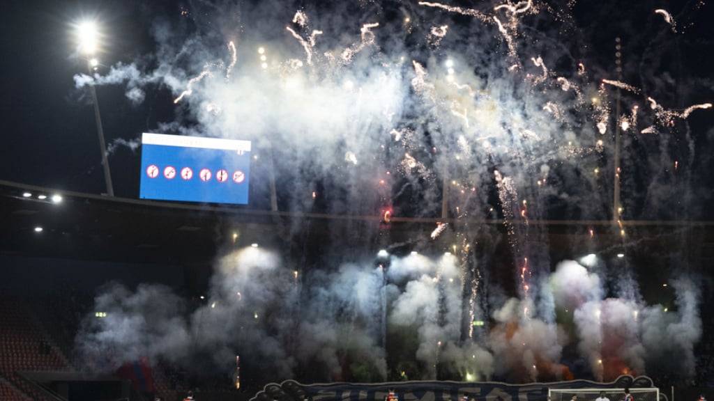 Basler Fans zündeten im Stadion Letzigrund Feuerwerk - Anhänger des FC Zürich griffen nach dem Spiel die Stadtzürcher Polizei mit Raketen an.