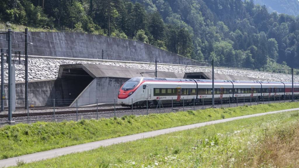 Die SBB bieten an den anstehenden Feiertagswochenenden 75'000 zusätzliche Sitzplätze zwischen der Deutschschweiz und dem Tessin an. (Archivbild)