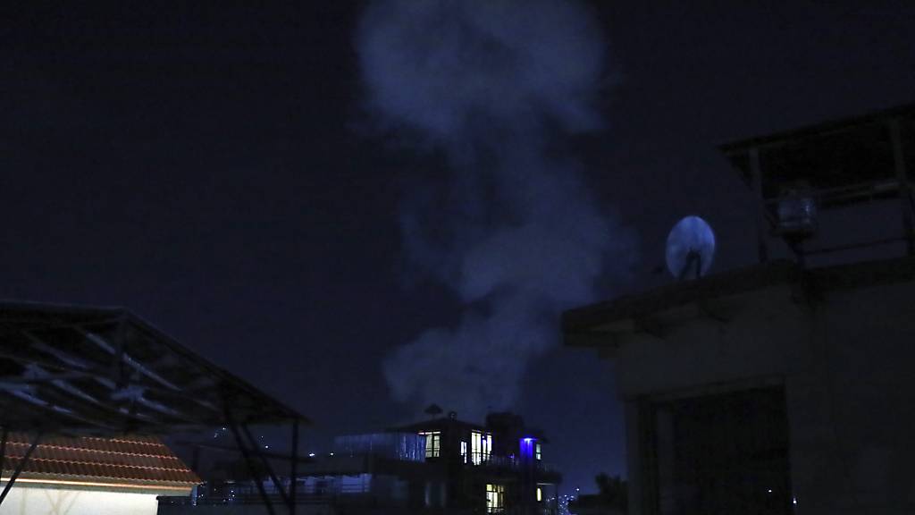 Rauch steigt nach einer starken Explosion in der afghanischen Hauptstadt Kabul auf. Das Innenministerium bestätigte die Explosion im Stadtteil Scherpur im Zentrum der Stadt, in der hochrangige Regierungsbeamte leben. Foto: Rahmat Gul/AP/dpa Foto: Rahmat Gul/AP/dpa