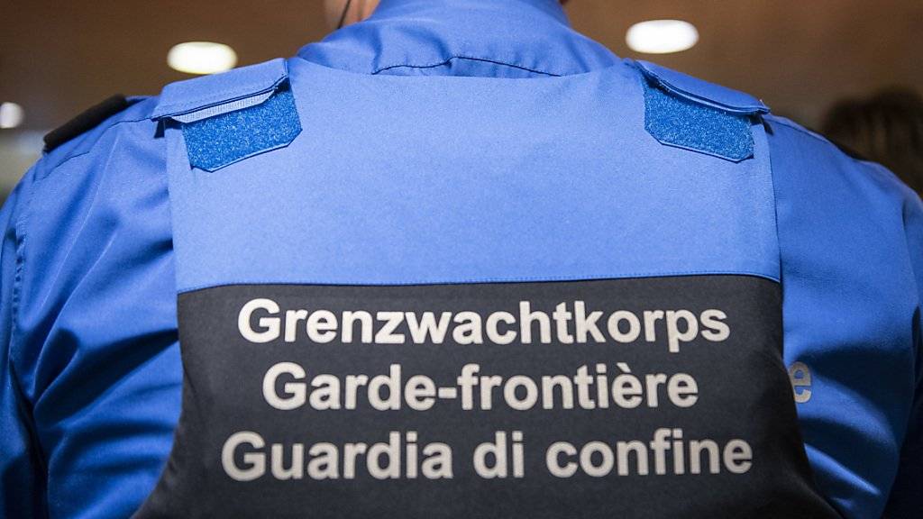 Gegen zwei Mitarbeiter des Tessiner Grenzwachtkorps läuft eine Untersuchung wegen eines Vermögensdeliktes.