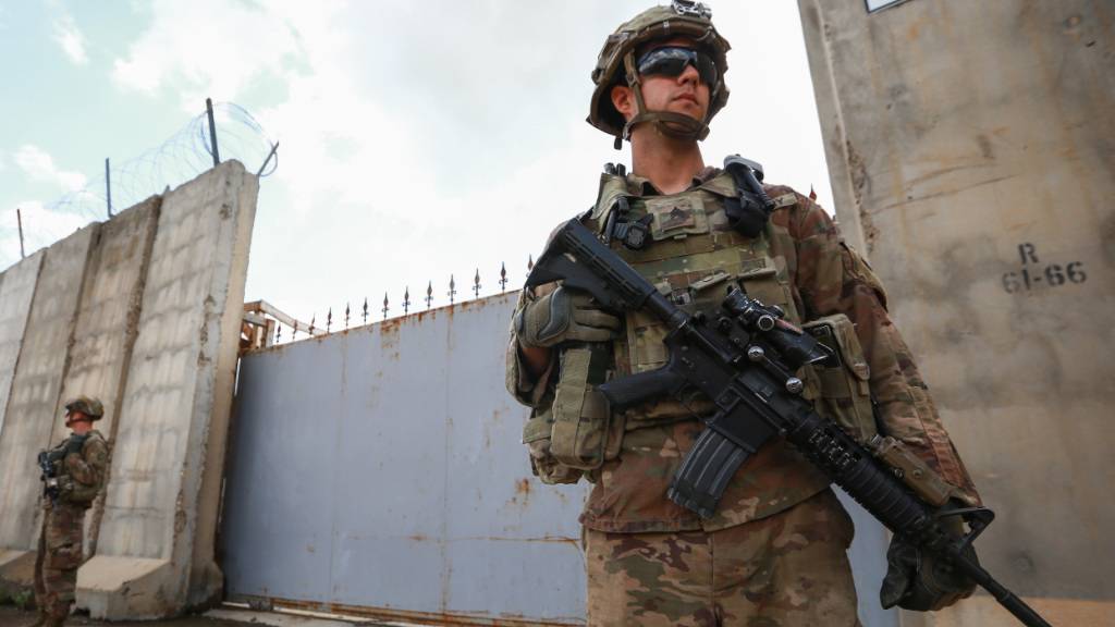 ARCHIV - Bewaffnete US-Soldaten bewachen eine Militärbasis im Irak. Foto: Ameer Al Mohammedaw/dpa/Symbolbild