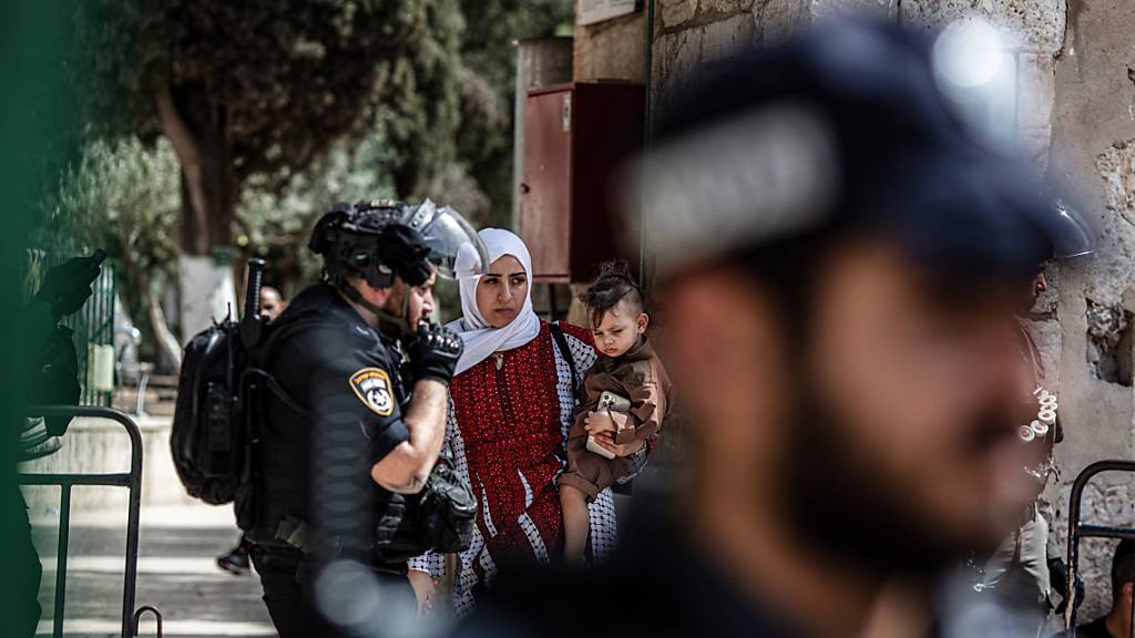 Israelische Polizisten stehen Wache nach Zusammenstößen auf dem Tempelberg (Al-Haram al-Scharif) in der Altstadt von Jerusalem. Foto: Ilia Yefimovich/dpa