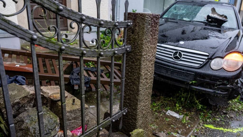 dpatopbilder - Ein beschädigtes Auto steht auf einem Gehweg. Ein Mann ist in Passau mit einem Wagen in eine Menschengruppe gefahren. Die Polizei vermutet eine Beziehungstat. Unter den fünf Verletzten sind die 38-jährige Ehefrau des Fahrers sowie eine fünfjährige Tochter. Foto: Armin Weigel/dpa