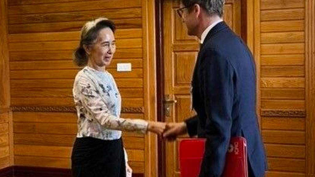 Seltene Bilder von Aung San Suu Kyi: Treffen mit Rotem Kreuz