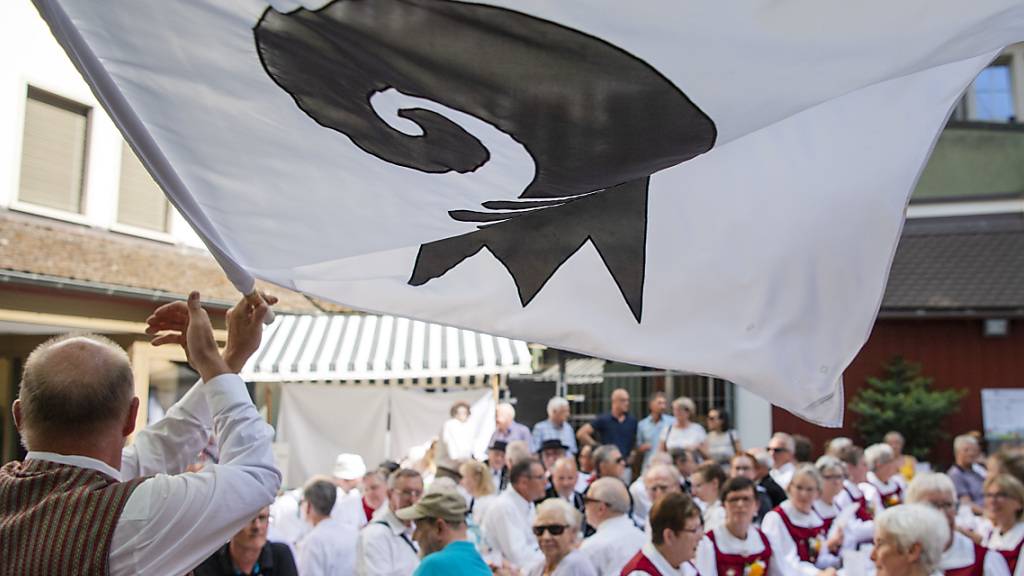Das auf Ende Juni geplante Eidgenössische Jodlerfest in Basel muss um ein Jahr verschoben werden. Das Bild zeigt einen Fahnenschwinger an einem Medienanlass im Juni 2019.