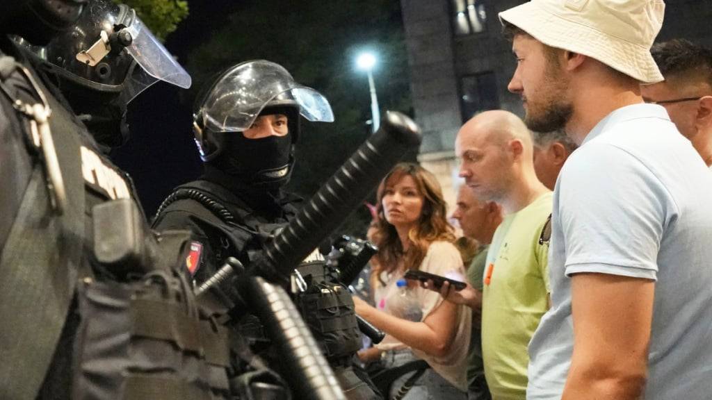 Serbische Gendarmeriebeamte trennen Demonstranten von den gegnerischen Lagern während einer Anti-Regierungs-Demonstration in Belgrad. Foto: Darko Vojinovic/AP/dpa