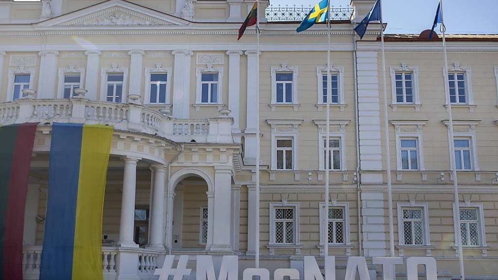 ARCHIV - Die schwedische Flagge wurde vor dem litauischen Verteidigungsministerium gehisst. Foto: Mindaugas Kulbis/AP/dpa
