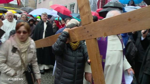 Gläubige ziehen durch Zürich