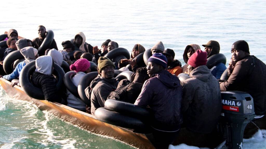 ARCHIV - Migranten, hauptsächlich aus Afrika südlich der Sahara, werden in der Nähe von Sfax von der tunesischen Nationalgarde bei dem Versuch aufgehalten, über das Mittelmeer nach Italien zu gelangen. Foto: ---/AP/dpa