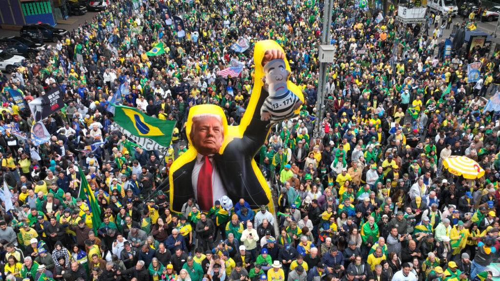 ARCHIV - Anhänger des Präsidentschaftskandidaten der Opposition, Bolsonaro, nehmen an einer Veranstaltung zum Unabhängigkeitstag teil und umringen eine Puppe des US-Präsidenten Trump. Foto: Andre Penner/AP/dpa