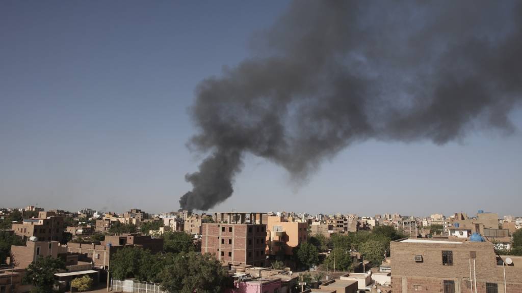 dpatopbilder - Rauch steigt nach anhaltenden Kämpfen über den Dächern von Khartum auf. Foto: Marwan Ali/AP/dpa
