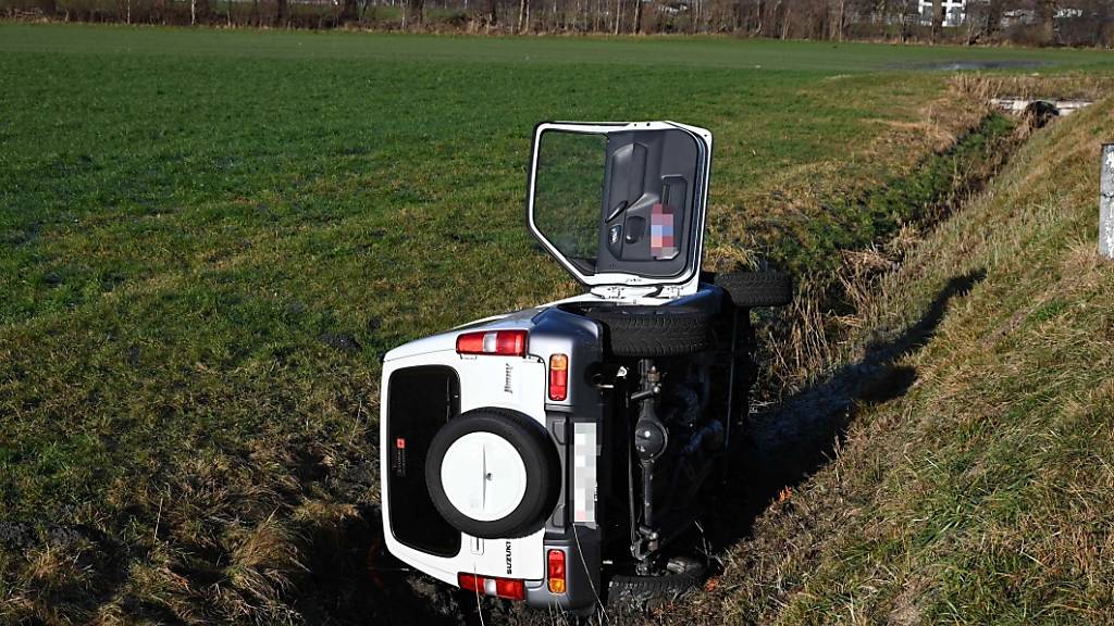 Das Auto der 87-Jährigen kippte in ein Bachbett neben der Strasse und blieb auf der Seite liegen.