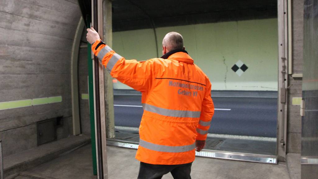 Daniel Schmidt öffnet die grosse Türe zur Autobahnröhre. ©FM1Today/Sandro Zulian