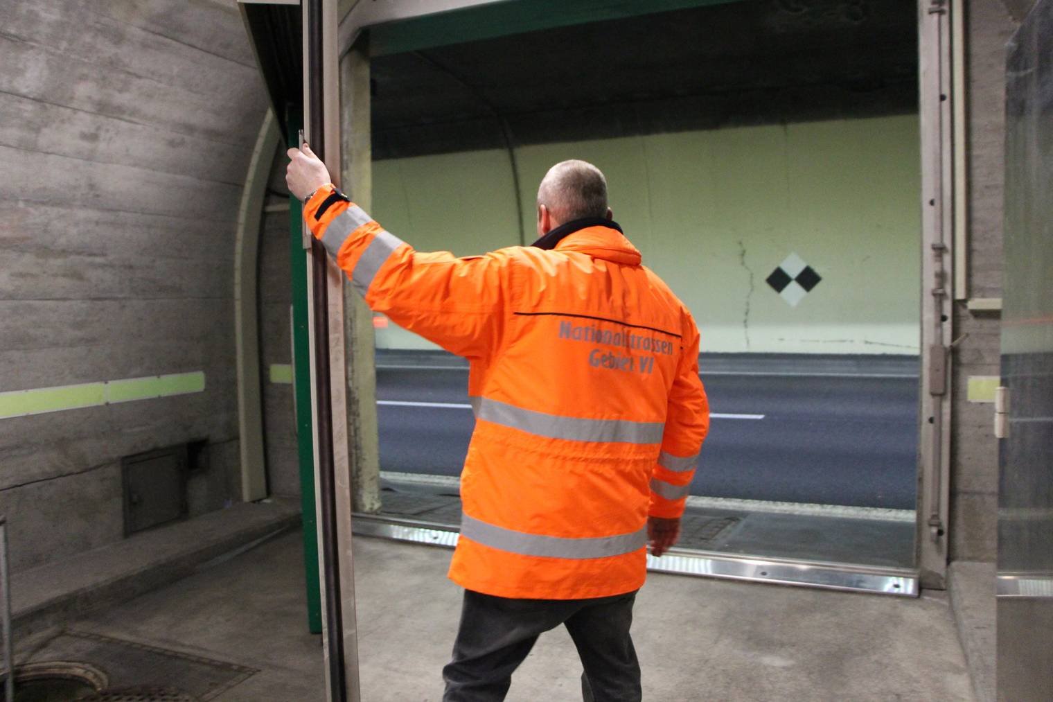 Daniel Schmidt öffnet die grosse Türe zur Autobahnröhre. ©FM1Today/Sandro Zulian